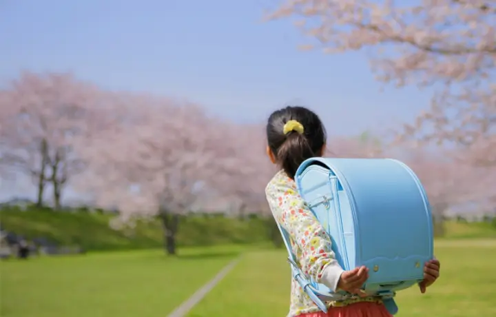 ランドセルを背負った小学生