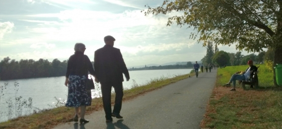 老夫婦が散歩しているイメージ